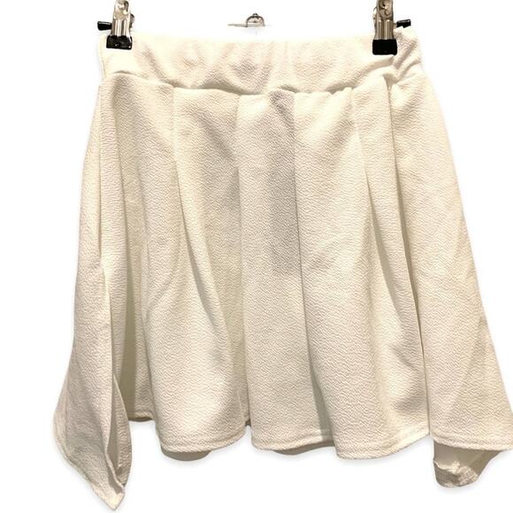 Pretty little thing white pleated mini side split tennis skirt. Size is US 4 - Picture 6 of 10
